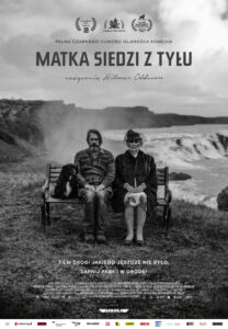 Plakat filmu "Matka siedzi z tyłu"