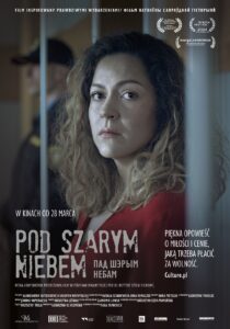 Plakat filmu "Pod szarym niebem"